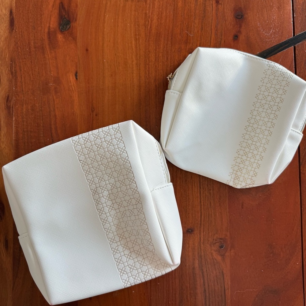 ๐ฆ Elegant White Women's toiletry Bag Set
